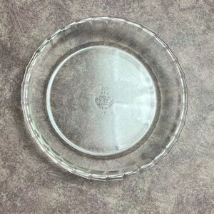 Vintage 7 inch Pyrex (small) Pie Plate